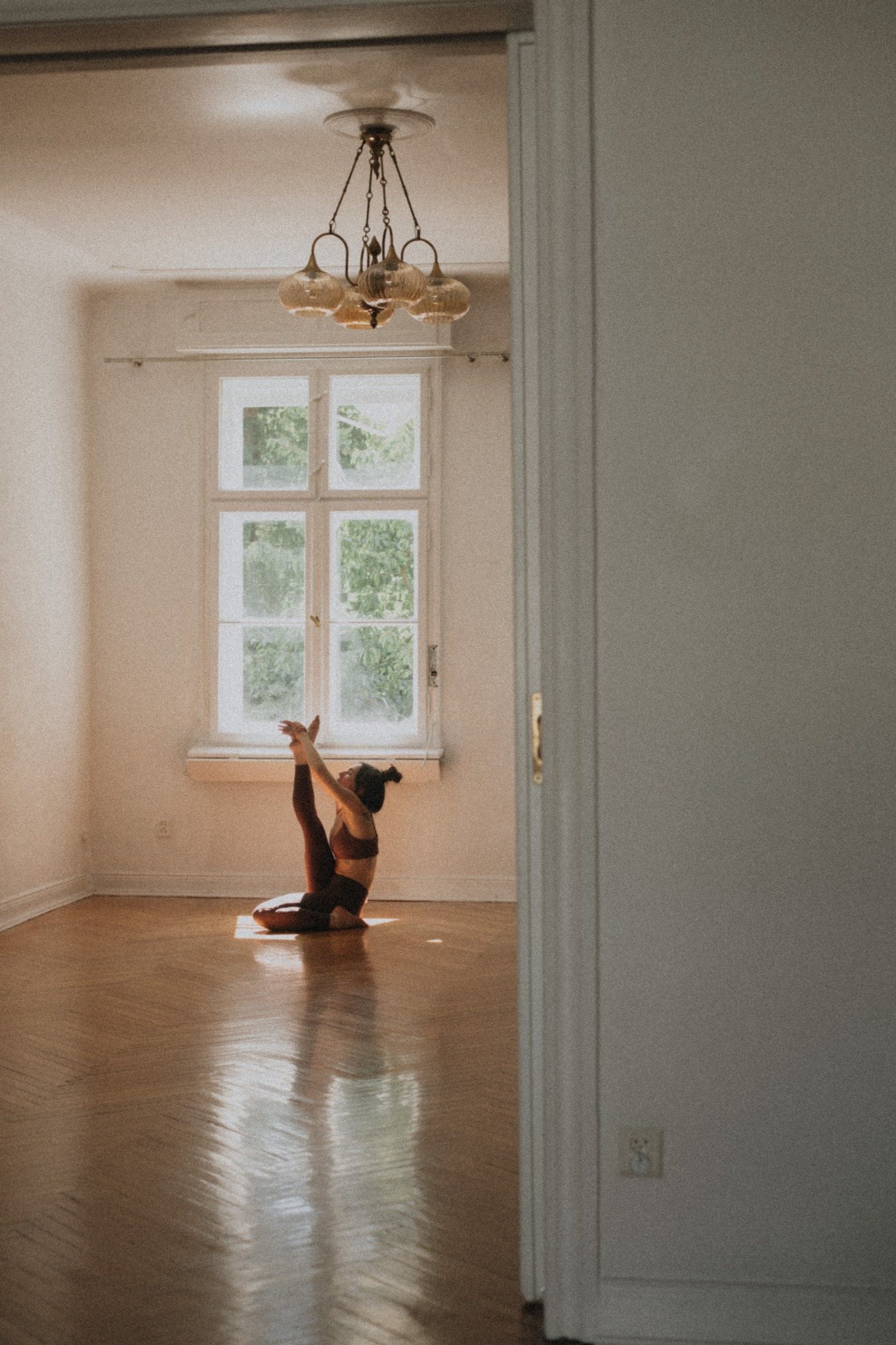 widok przez sale Limba Studio i samotna praktyka jogi