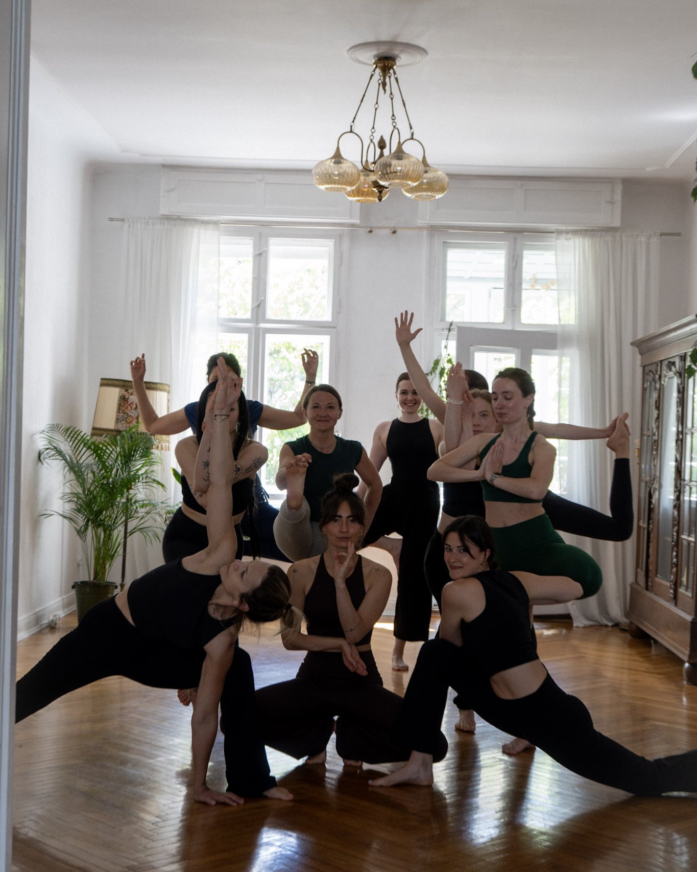 grupa praktykująca jogę vinyasa w Limba Studio Szczecin